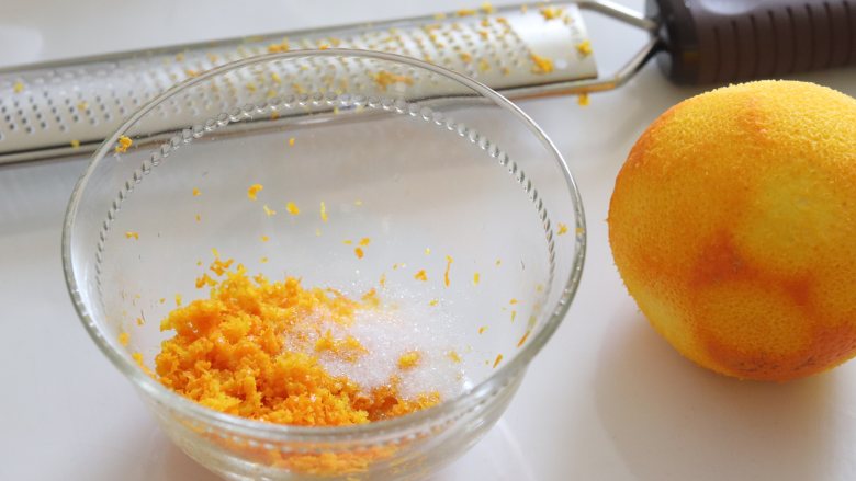鲜橙方块大蛋糕,橙子洗干净，用盐再搓洗一次，用工具擦出橙皮，尽量避免擦到白色部分，会发苦，加入适量配方外的细砂糖，腌制。