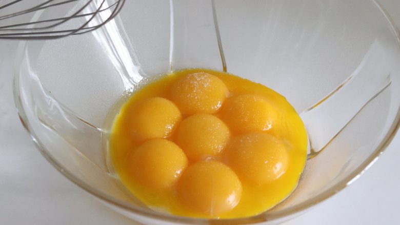 鲜橙方块大蛋糕,倒入橙汁，继续做搅打乳化过程。