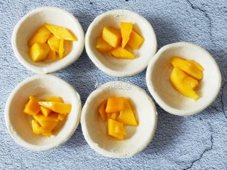 芒果酥,把切好的芒果粒放入蛋挞皮内。