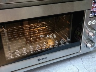 芒果酥,烤箱提前230度预热5分钟。