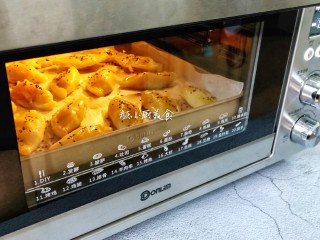 芒果酥,刷在芒果酥表面，撒上黑芝麻，再放入烤箱230度烤10分钟。