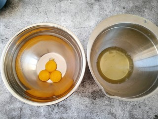可可戚风蛋糕,蛋清、蛋黄分离 分离时注意蛋清中不能有蛋黄（盆必需无水无油）。
