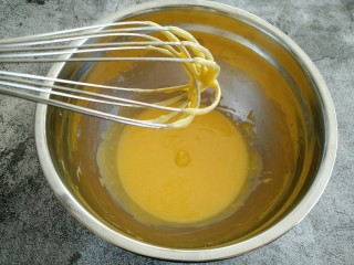 可可戚风蛋糕,搅拌好的蛋黄糊细腻光滑 蛋抽提起面糊可以很顺利滑落。