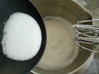 可可戚风蛋糕,继续打至泡泡消失 蛋白细腻时再加入三分之一白砂糖。