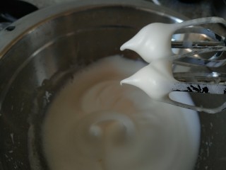 可可戚风蛋糕,继续搅打至湿性发泡 出现纹路时加入剩余白砂糖，继续搅打至纹路清晰 蛋白稍微有些阻力 拿起打蛋盆 倒扣过来 蛋白不下落 提前打蛋器 成直立小三角即可停止打发。