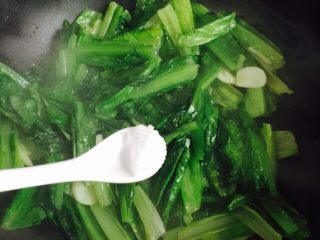 家常菜+清炒油麦菜,加1小茶匙盐翻炒均匀至断生