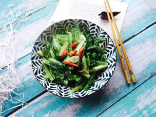 家常菜+清炒油麦菜,起锅装盘，小米椒装饰