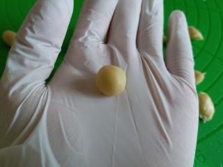 无添加奶豆,用手搓成光滑的小球
