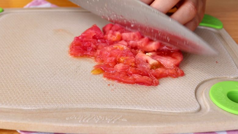 时蔬肉末烩麻食,西红柿去皮，切碎丁
