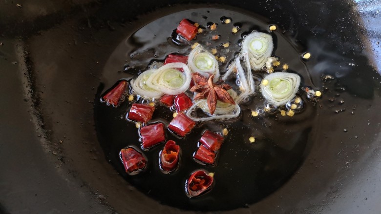 酸菜排骨暖锅,锅中适量油烧热，放葱花、干辣椒和八角煸香。
