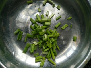 南瓜蒸排骨,葱洗干净切碎。