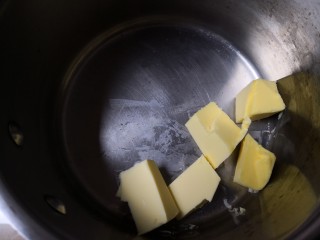 红糖全麦杏仁曲奇,黄油放至室温软化，切成小块，放入奶锅。