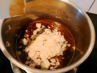 红糖全麦杏仁曲奇,全部融化后（不能沸腾），关火。加入杏仁片。
