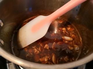 红糖全麦杏仁曲奇,搅拌均匀。冷却至40度左右。
