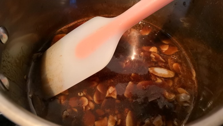 红糖全麦杏仁曲奇,搅拌均匀。冷却至40度左右。