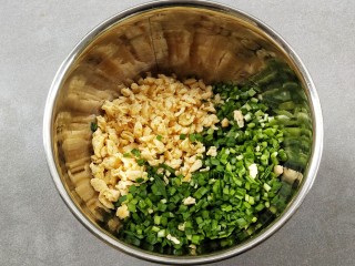 韭菜盒子,洗净晾干水份的韭菜切成末，和放凉的鸡蛋一块放入碗中。