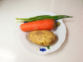 炸酱焖土豆萝卜,准备好土豆，胡萝卜，青蒜