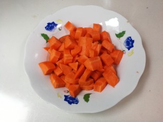 炸酱焖土豆萝卜,胡萝卜去皮切成丁
