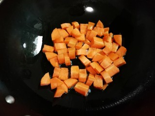 炸酱焖土豆萝卜,热锅凉油放入胡萝卜翻炒变色