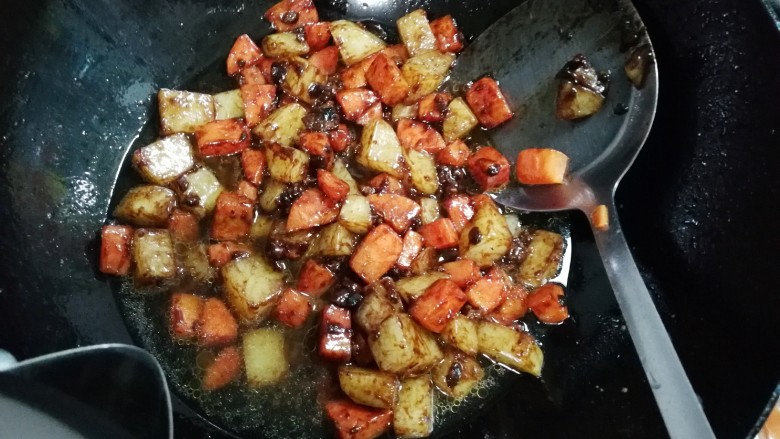 炸酱焖土豆萝卜,放入和食材平齐的温水，盖上锅盖烧开转小火焖熟透