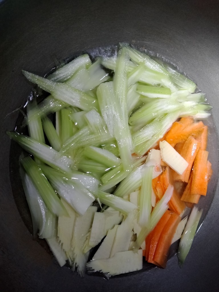 开胃小炒,把西芹，冬笋，胡萝卜焯水备用。