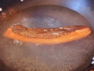 腊肉蒸豆腐卧蛋,腊肉先在开水中大火煮5分钟去除多余油脂和咸度
