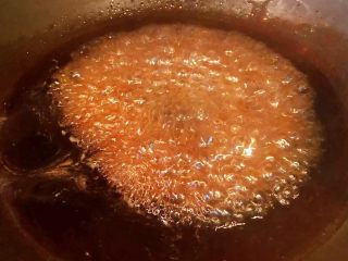 腊肉蒸豆腐卧蛋,蒸出来的多余汤汁倒入锅中添加少许清水烧开放入蚝油调味均匀即可