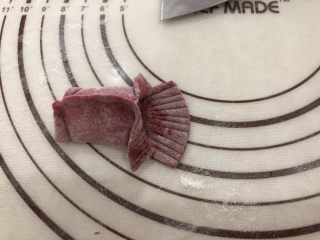 红红火火金鱼蒸饺,15、制作成金鱼的造型，如图。