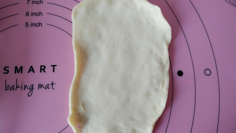 海苔肉松面包,取出其中一个擀成长方形 底部可以薄一些 方便卷起。
