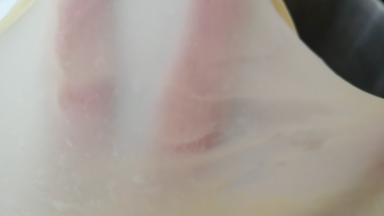 海苔肉松面包,中间要不断检查面团 直到揉出手套膜即可停止揉面。