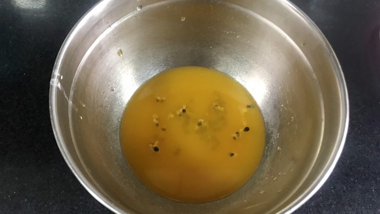 百香果慕斯,准备做镜面果汁，取橙汁和带籽的百香果汁，合计120克就行，百香果汁就用一勺就够了，加入吉利丁粉，隔热水加热使吉利丁粉融化就行。