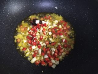 茄子炒豆角,锅内倒油加热，油热后加入姜末、蒜蓉、小米椒末和豆瓣酱
