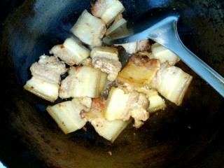 土豆豆角炖五花肉,锅烧热，放入少量植物油，放入五花肉翻炒，小火耗出油