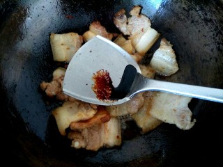 土豆豆角炖五花肉,五花肉卷曲变黄，放入几滴老抽翻炒