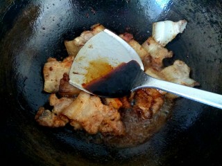 土豆豆角炖五花肉,放入两勺生抽翻炒