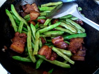 土豆豆角炖五花肉,放入四季豆翻炒至完全变鲜绿