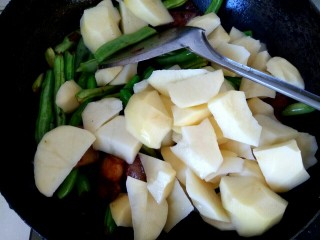 土豆豆角炖五花肉,放入土豆块