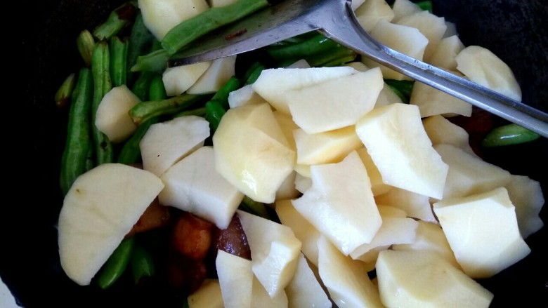 土豆豆角炖五花肉,放入土豆块