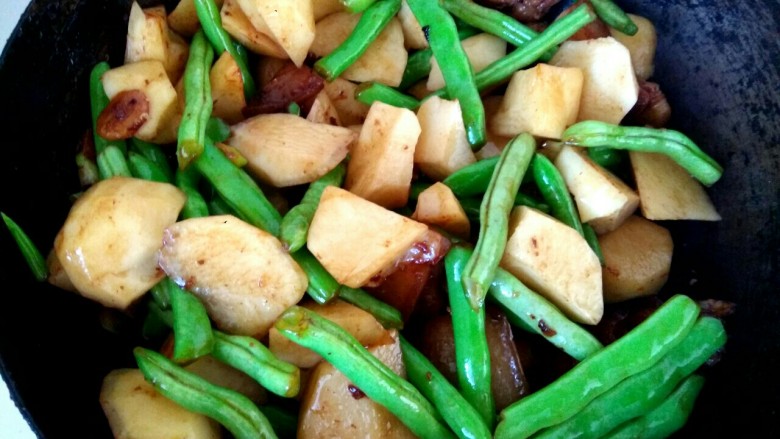 土豆豆角炖五花肉,翻炒均匀