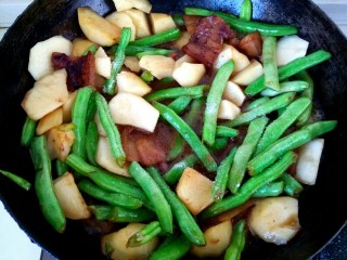 土豆豆角炖五花肉,加入适量盐，四季豆一直保持翠绿