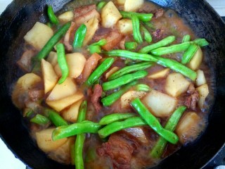 土豆豆角炖五花肉,放入适量清水，大火烧开，一直到土豆变软，四季豆完全熟透，关火出锅