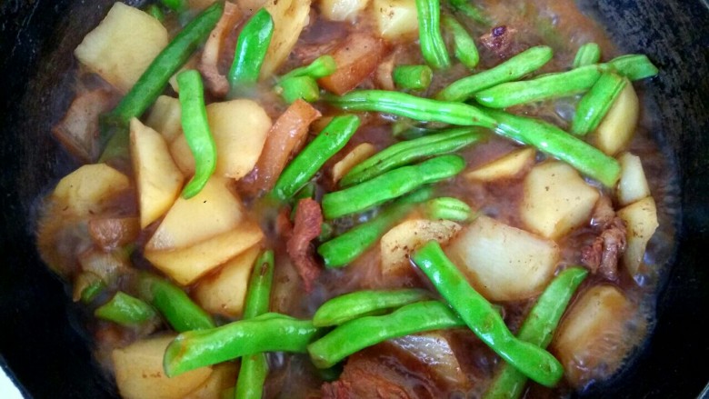 土豆豆角炖五花肉,放入适量清水，大火烧开，一直到土豆变软，四季豆完全熟透，关火出锅