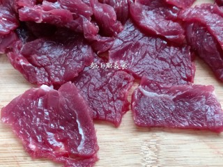 烤牛肉串,首先把牛肉切成薄片。