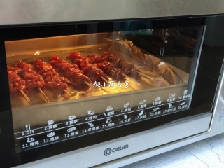 烤牛肉串,烤盘内放入一张锡纸，把串好的牛肉强串摆放在烤盘内，放入烤箱烤十分钟。