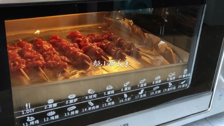 烤牛肉串,烤盘内放入一张锡纸，把串好的牛肉强串摆放在烤盘内，放入烤箱烤十分钟。