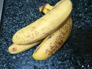 老少皆宜，好吃还不上火的香蕉酥,准备好香蕉，我是准备了5根，稍微多了一点，但4根绝对不够用哈，这样大小的香蕉