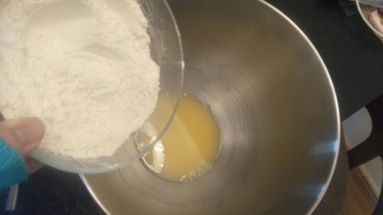 超软豆沙面包圈—家庭手作小点心,先倒入湿性材料在把粉类材料倒进去