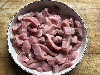 孜然牙签牛肉,牛肉先切片，再切成细条状。