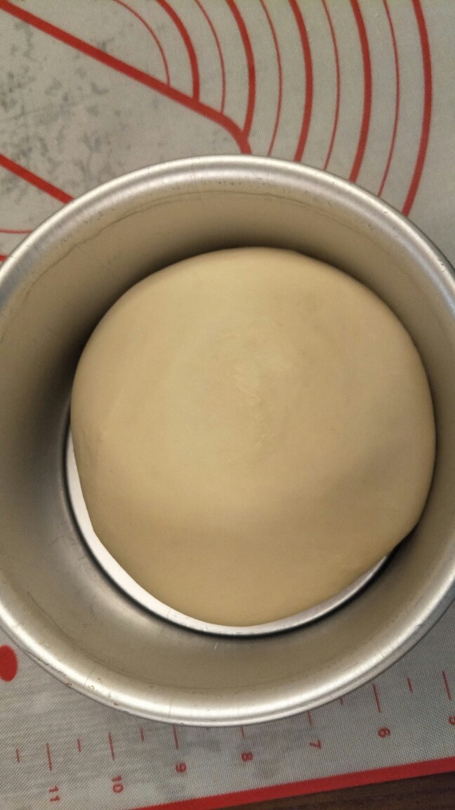 超软豆沙面包圈—家庭手作小点心,发酵成功🎉体积2.5倍大了。手指按进去不会回缩就完成了。