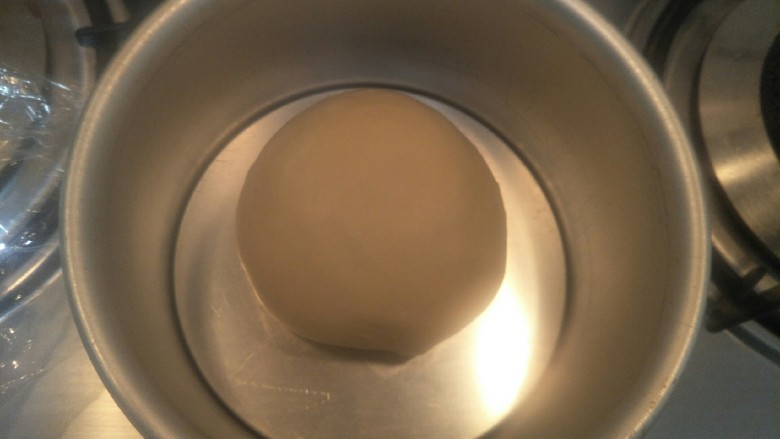 超软豆沙面包圈—家庭手作小点心,整形收圆放到碗里进行第一次发酵室温28°，发酵一个钟头，冬天的话用烤箱发酵模式。